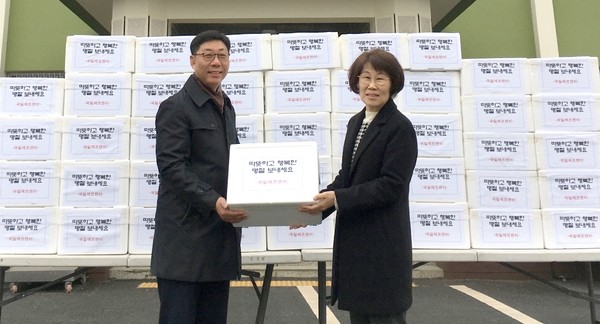 왼쪽부터 김용조 ㈜국일에프앤비 대표, 정홍숙 탄천면장