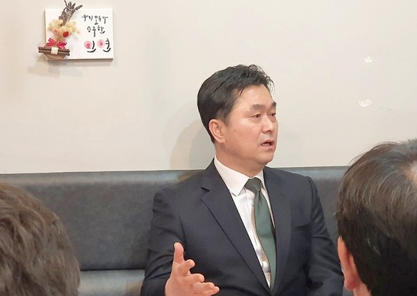 지난달 22일, 출입기자 간담회에서 답변하는 김종민 국회의원