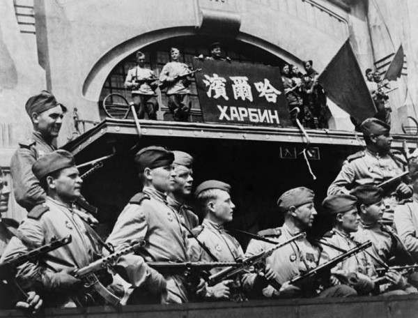 ▲ 위의 사진은 1945년 8월 만주해방전투에 참가한 소련군 전투원들이 헤이룽장성 하얼빈을 해방하고 촬영한 기념사진이다. 1945년 8월 9일 소련의 대일선전포고로 시작된 만주해방전투는 8월 20일까지 계속되었다. 소련군은 만주해방전투에 전투병력157만명, 야포 27,000문, 방사포 1,150문, 전차 및 자행포 5,500대, 작전기 3,720대를 동원했다. 만주해방전투에서 소련군은 12,000여 명이 전사했고, 일제 관동군은 83,700명이 전사했으며, 약 600,000명이 포로로 잡혔다. 그로써 일제 관동군은 궤멸되었다. 만주해방전투에는 몽골군도 참전했다.