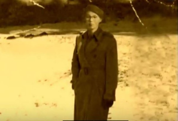 ▲ 이 사진은 1950년 8월 30일 맥아더의 인천상륙전 극비정보를 평양에 있는북한군 최고사령부에 보고한 북한군 정찰병 노남교의 모습이 담긴 사진이다. 그녀는 미국 원동사령부 비상련락회의에 침투하여 극적인 정찰활동을 벌였다. 그녀가 무전통신으로 북한군 최고사령부에 보고한 것은 맥아더의 '작전계획 크로마이트' 중에서 인천상륙전시나리오인 '100-B'였다. 그런 공로로 노남교는 공화국영웅칭호를 받았다. 그녀의 극적인 정찰보고를 통해 '크로마이트작전'에 관한 정보를파악한 북한군 최고사령부는 미군이 1950년 9월 13일 인천상륙전을 개시할것이라는 사실을 미리 알고 있었다.