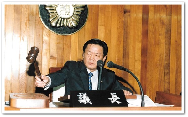 시민들의 반대에게 불구하고 당시 최홍묵 논산시의회 의장은 논산시 의원들에게 계룡시 승격을 동의하는데 기여하여 계룡시 출범의 기반을 다진 인물이다.