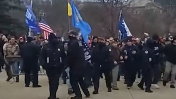 시위대에게 바리케이드를 열어주는 경찰