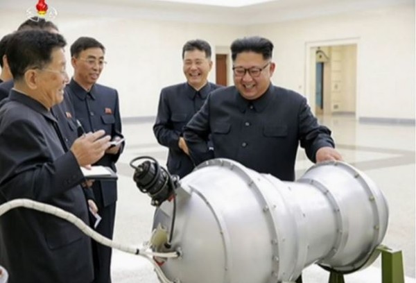 ▲ (사진 2) 이 사진은 2017년 9월 2일 김정은 총비서가 핵무기병기화공장을 현지지도하면서 열핵탄두(수소탄두) 실물을 살펴보는 장면이다. 열핵탄두 실물을 외부에 공개한 나라는 북한밖에 없다. 김정은 총비서가 열핵탄두를 살펴본 이튿날 북한은 열핵탄두를 기폭하는 지하핵시험을 성공적으로 진행하여 세계를 놀라게 했다. 당시 김정은 총비서는 핵무기개발 사업을 담당한 간부들에게 2018년까지 10메가톤급 수소탄두를 개발하고, 다탄두기술을 상용화하고, 사거리가 10,000km 이상인 대륙간탄도미사일을 개발하는 과업을 제시했다. 북한의 핵과학자들과 핵 기술자들은 김정은총비서가 제시한 3대 핵 무력강화과업을 위해 열심히 노력하여 2018년까지 세 가지과업을 성공적으로 수행했다. 그런데 김정은 총비서는 이번 8차 당대회 사업총화보고에서 열핵탄두증산과업을 제시했다. 열핵탄두에는 핵탄두보다 더 많은 핵분열물질이 들어가므로, 북한에서는 김정은 총비서가 제시한 열핵탄두증산과업을 수행하기 위해 핵분열물질을 대폭 증산할 것으로 보인다.