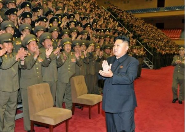 ▲ 이 사진은 김정은 총비서가 2013년 11월 10일 북한군 제4차 적공일군열성자회의 참가자들과 함께 기념사진을 촬영하는 장면이다. 북한에서 적공일군열성자회의가 진행되었다는 것이 언론보도를 통해 외부에 알려진 것은 그때가 처음이었다. 적공일군은 북한군 총정치국 산하 적군와해공작국(적공국)에서 근무하는 지휘관이다. 총정치국 산하 적공국은 적군을 와해하기 위한 작전계획을 세우고 적군와해방법을 교육한다.