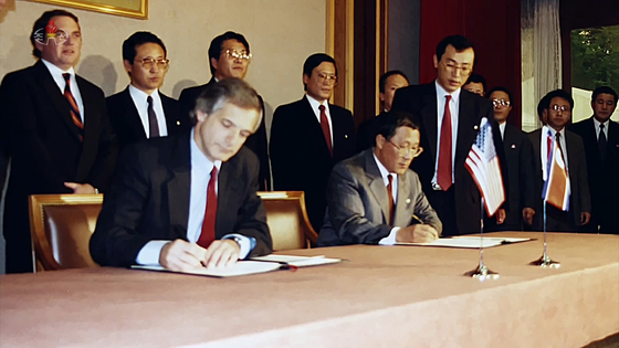 ▲제네바합의에 서명하는 갈루치 특사(왼쪽)와 강석주 전 조선노동당 국제담당 비서