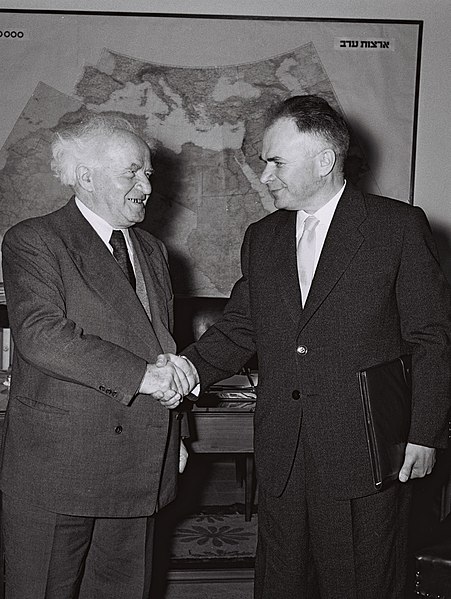 ▲ 1958년 다비드 벤구리온 이스라엘 초대 총리(왼쪽)와 미하일 보드로프 이스라엘 주재 소련 대사(오른쪽)가 만났다.