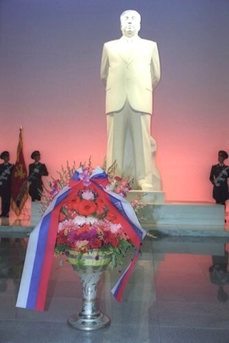 ▲ 푸틴 대통령이 2000년 방북해 김일성 주석의 영전에 헌화했다.
