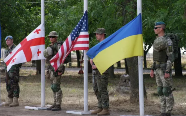 ▲ 합동군사훈련에서 조지아 국기(좌), 미국 국기(가운데), 우크라이나 국기(우)를 게양하고 있다.