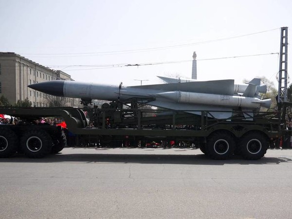▲ 2012년 4월 15일 열병식에 등장한 북한의 S-200 지대공 미사일.