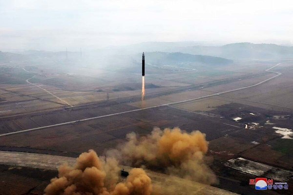 북한이 발사한 화성포-17형.
