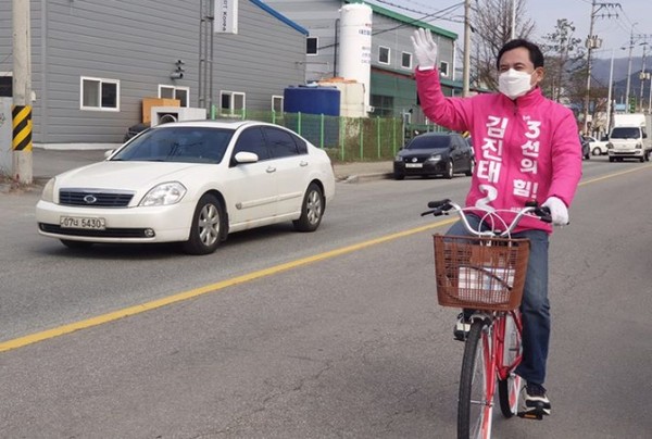 김진태 미래통합당 의원이 자전거 역주행과 거짓 해명으로 논란을 일으켰다. (사진출처 - 김진태 미래통합당 의원 페이스북)