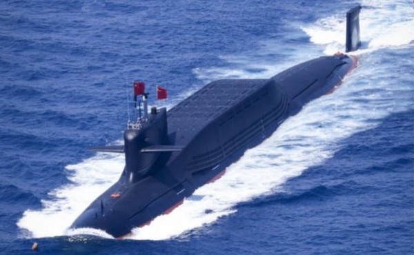 ▲ (사진 2) 이 사진은 중국인민해방군 해군이 운용하는 094형 핵잠수함의 수상기동장면을 촬영한 것이다. 함교 뒤에 돌출된 확장공간이 눈길을 끈다. 그 확장공간에 잠수함발사탄도미사일을 발사하는 수직발사관 12문이 설치되었다. 중국이 2010년부터 실전배치한 094형 핵잠수함은 수중배수량이 10,000t급인데, 현재 6척이 운용되고 있다. 이 핵잠수함에는 사거리가 8,000~9,000km인 쥐랑-2 잠수함발사탄도미사일 12기가 탑재된다. 2021년 1월 김정은 총비서는 조선로동당 제8차 당대회 사업총화보고에서 새로운 핵잠수함설계연구가 끝나 최종심사단계에 있다고 밝혔다. 북한이 건조하게 되는 새로운 핵잠수함에는 납-비스무트 원자로가 설치될 것이며, 사거리가 7,000~8,000km인 북극성-5형 잠수함발사탄도미사일 12기가 탑재될 것이다.이것은 북한이 건조하게 되는 신형 핵잠수함 1척에서 열핵탄두 96발을 쏠 수 있다는것을 의미한다. 거대한 대륙을 초토화할 수 있는 엄청난 핵타격력이다.