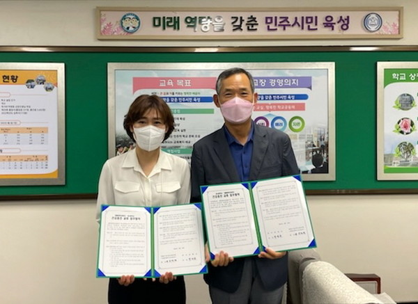 왼쪽부터 김희경 장애인체육회 사무국장, 박병동 엄사중학교장