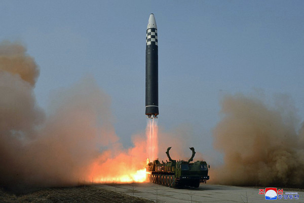 북한의 화성포-17형 발사 장면.