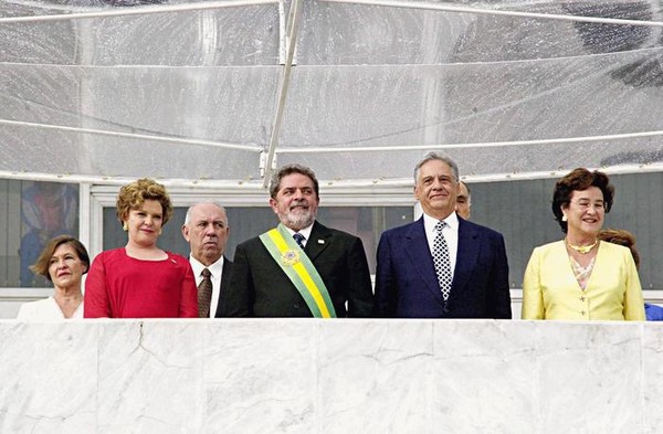 ▲ 2003년 1월 1일 플라날토 대통령궁에서 룰라 대통령(앞줄 왼쪽에서 두 번째)과 부인(앞줄 왼쪽에서 첫 번째), 카르도주 전 대통령과 부인(앞줄 왼쪽에서 세 번째와 네 번째)이 함께 있는 모습.