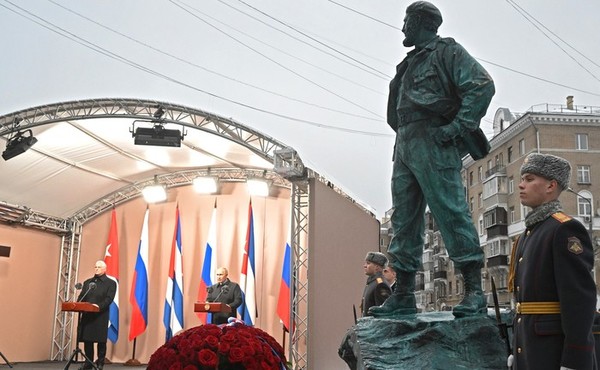 ▲ 푸틴 대통령은 미겔 디아스카넬 쿠바 대통령과 함께 2022년 11월 23일 모스크바 피델 카스트로 광장에서 열린 피델 카스트로 동상 제막식에 참석했다.