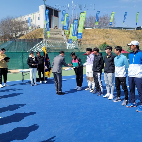 이덕희 세종시청 테니스팀 선수가 남자단체전 우승 후 상을 받고 있다.