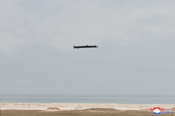 초저공비행을 하는 북한의 전략 순항미사일 화살-1형.