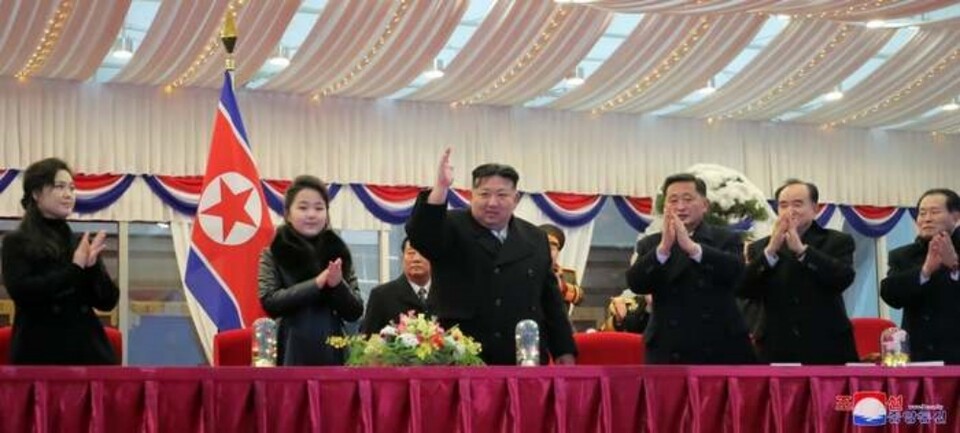 지난 해 12월 31일~새해 1월 1일 열린 북한 신년경축대공연을 관람한 김정은 국무위원장과 자제.