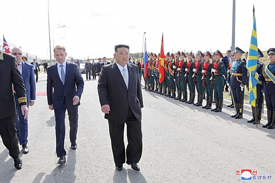 ▲ 김정은 국무위원장의 러시아 방문 기간 진행한 사열식.